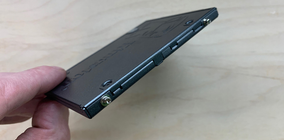 Устанавливаем держатели в SSD на MacBook Pro