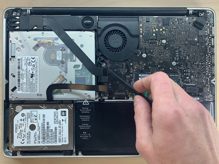 Отключение шлейфа Bluetooth-модуля на MacBook Pro