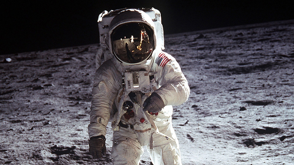 Вопросы связанные с космосом. Скафандр Аполлон 11. Космонавт. Космос.