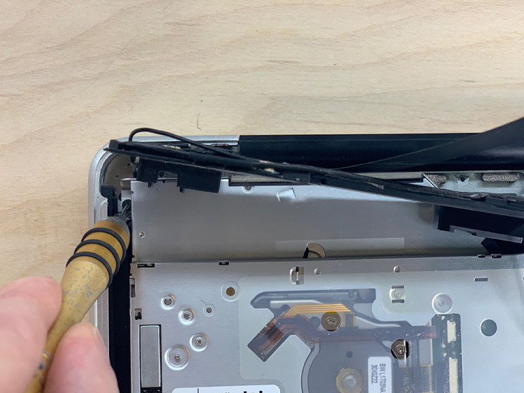 Откручиваем винт под динамиком на MacBook Pro