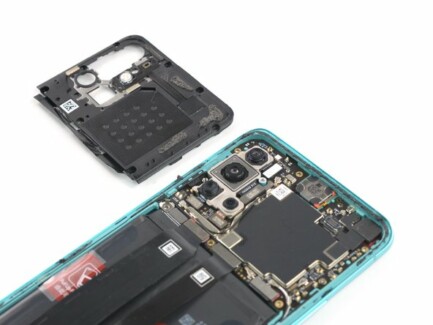 Снимите крышку материнской платы смартфона OnePlus 8T.
