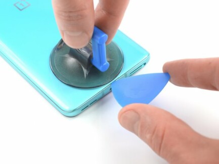 Приложите присоску к задней части телефона как можно ближе к центру нижнего края